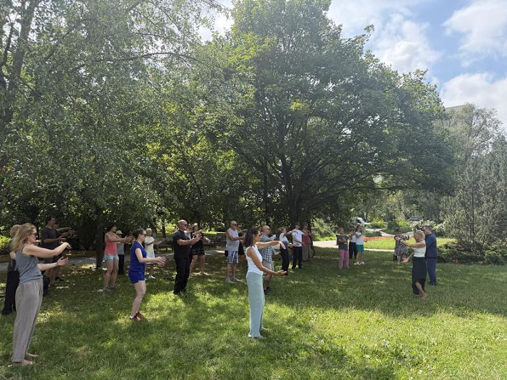 Bezpłatne zajęcia Tai Chi w parku przy tężni „Maciejka”
