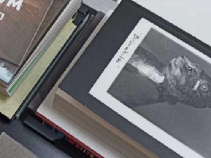 Czytanie książek fotograficznych w Służewskim Domu Kultury